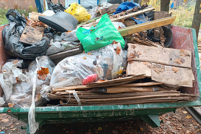 Контейнер с твердыми коммунальными отходами