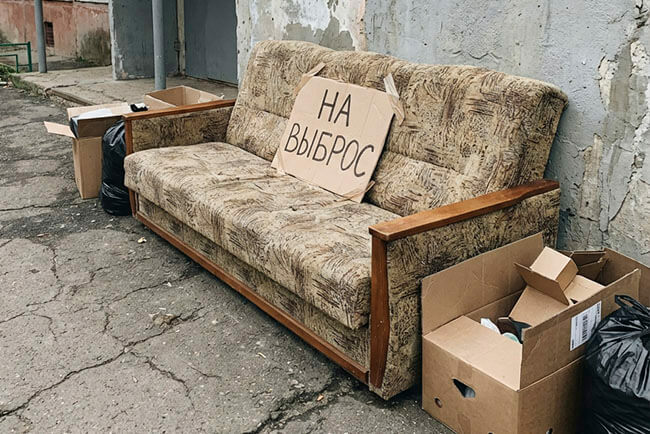 Диван на выброс, подготовленный к вывозу