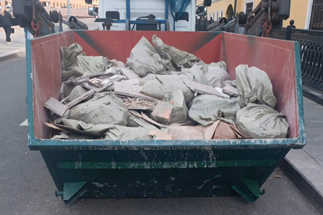 Мусор в контейнере со стройки на улице