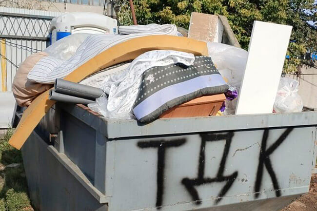 Мусор в контейнере с ТБО к вывозу