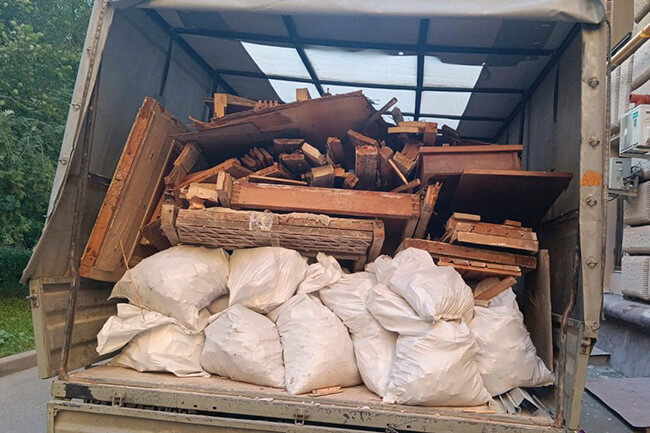 Мешки с мусором и древесный мусор загружены в Газель для вывоза