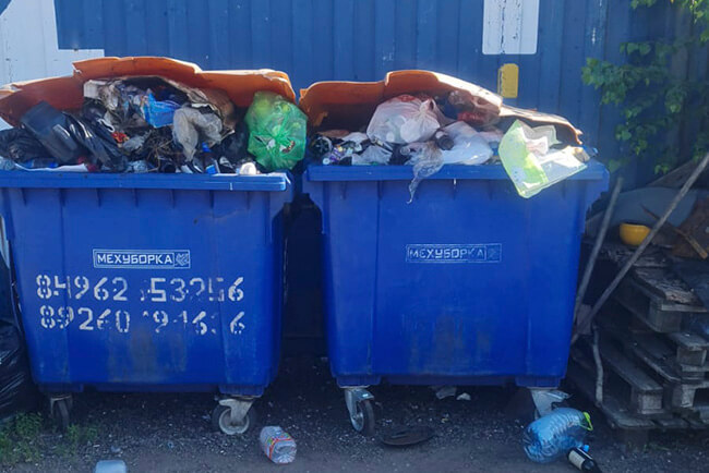баки мусорные с ТКО на улице