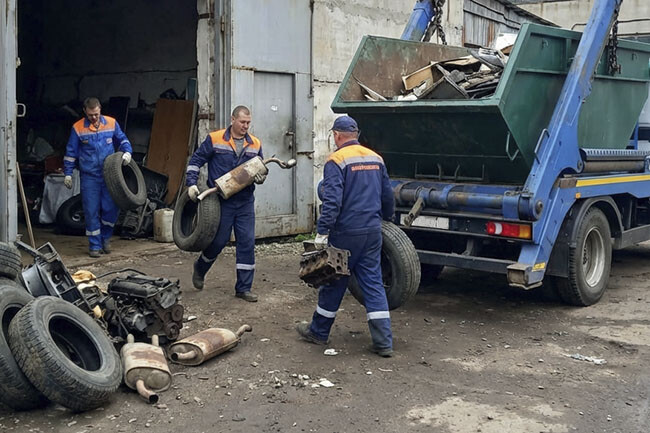 Расчистка гаража от мусора, вынос покрышек и автозапчастей