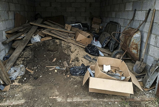 Грунт, песок и мусор после уборки в гаражном боксе
