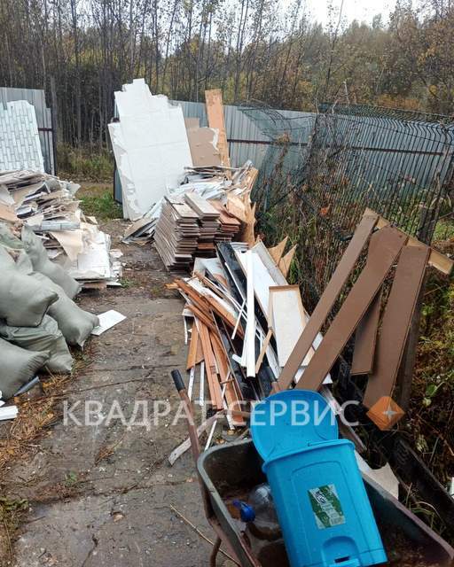 Бытовой мусор с дачного участка рядом с городской застройкой