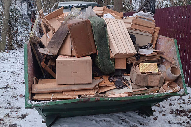 Мусор строительный после ремонта дома