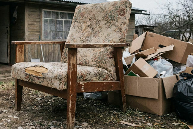 Старое кресло, выброшенное на мусор