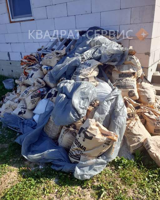 Строительные отходы возле дома после демонтажа в Черноголовке