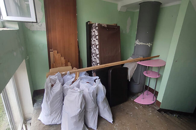 Мусор строительный после ремонта дома