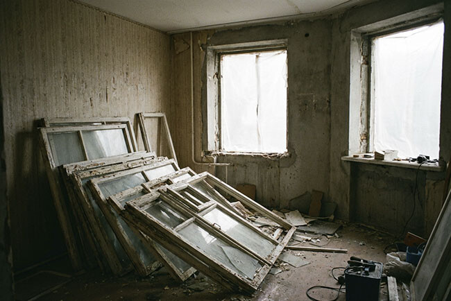 Демонтированные окна в квартире после ремонта