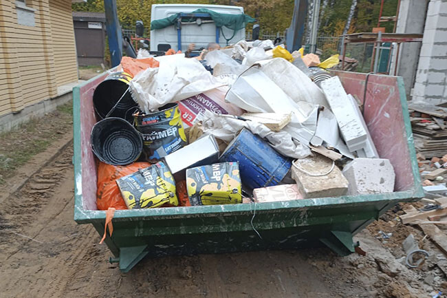 Контейнер 8 кубов со строительным мусором на участке