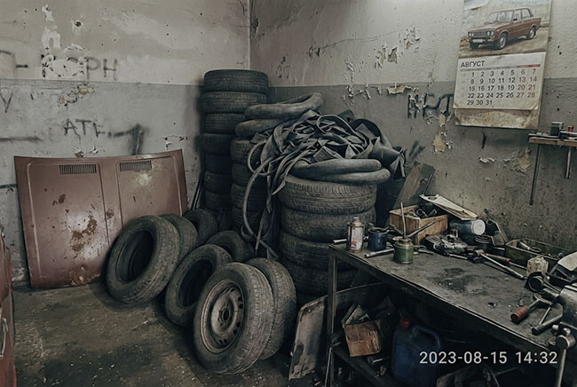старые покрышки на мусор в гараже