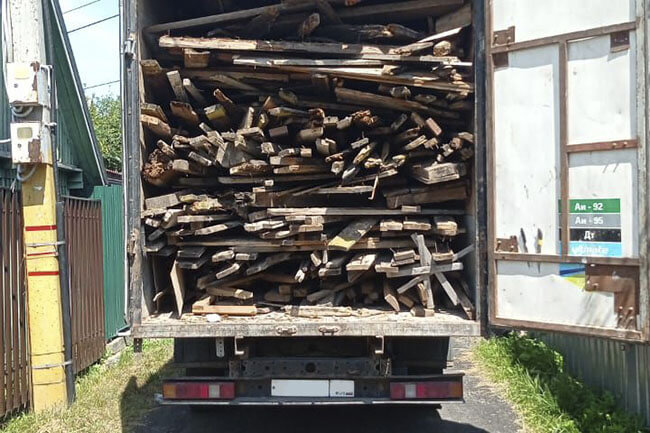 Мусор в контейнере со стройки на улице