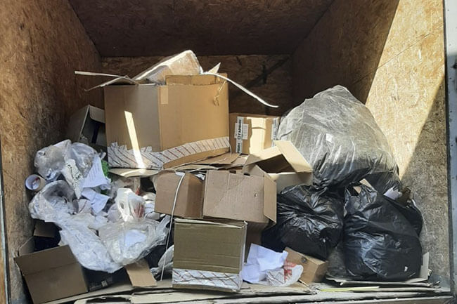 Газель, загруженная твердыми коммунальными отходами