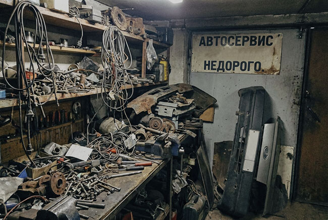 Старое оборудование и инструменты на столе