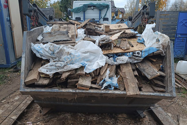 Контейнер 8 кубов  под аренду с древесным мусором на участке