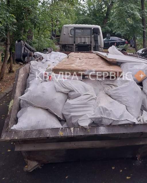 Вывоз мусора контейнером 8 кубов со строй площадки