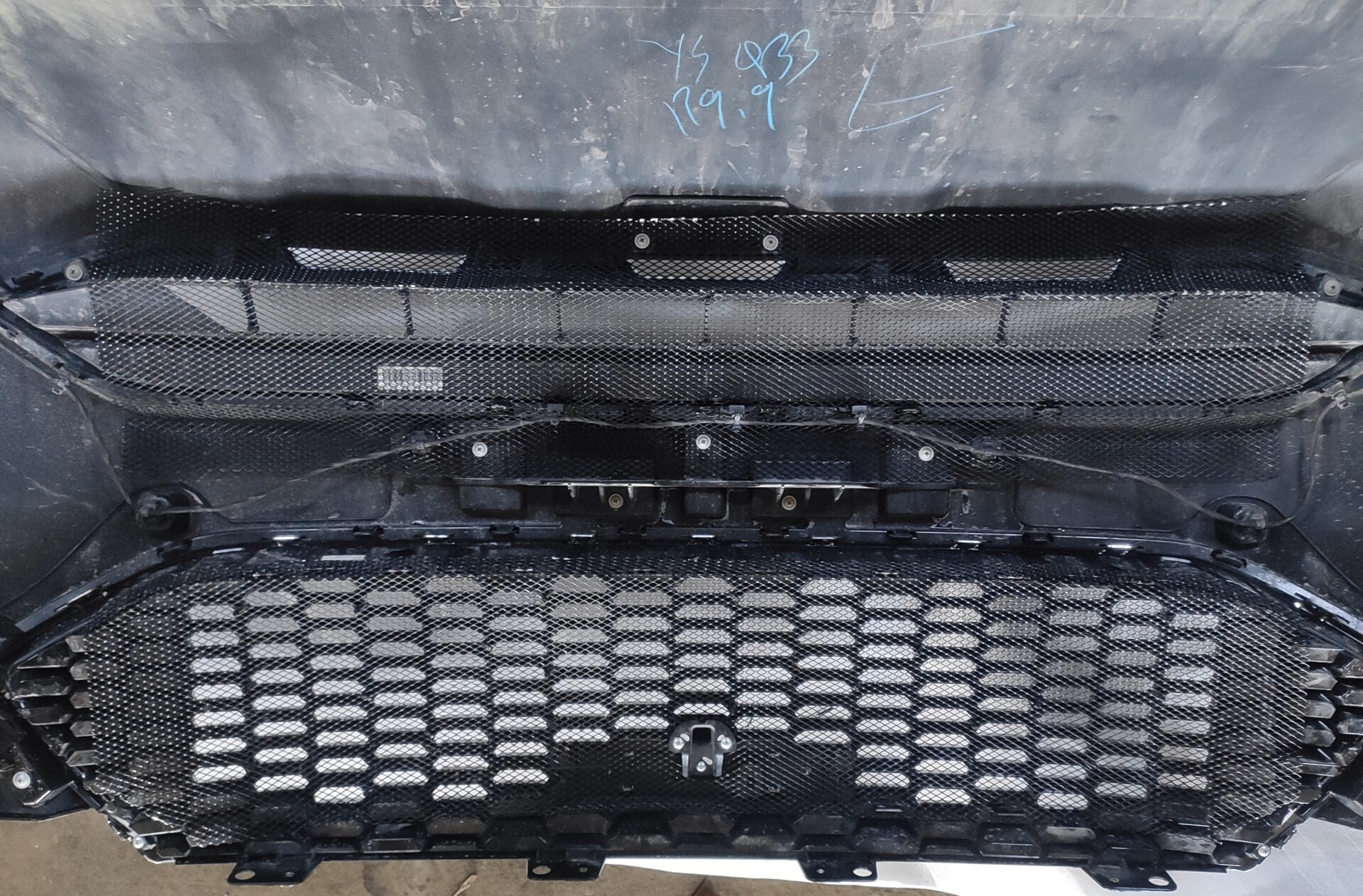 Установка защитной сетки в решетку радиатора HAVAL F7X