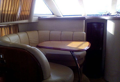 Яхта Carver, стол в кают-компании