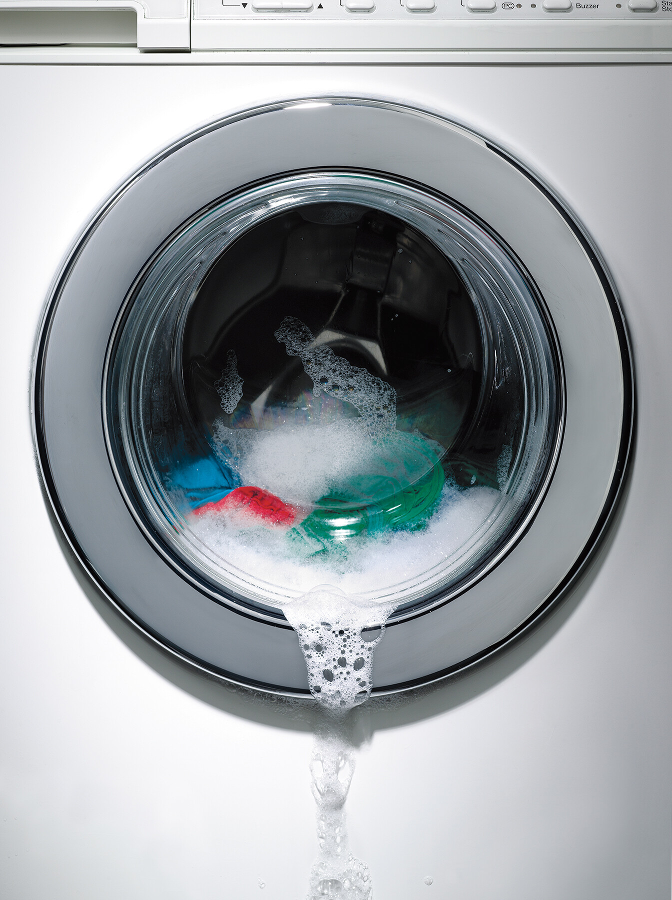 Машинка стиральная потекла вода. Люк стиральной машины Bosch wlm68. Сломанная стиральная машинка. Машинка стиральная автомат.