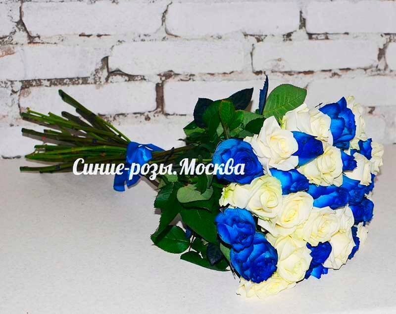 Букет бело синих роз