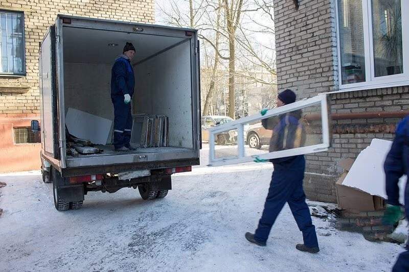 погрузка мусора на даче грузчиками картинка