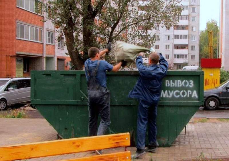 Погрузка контейнера 8 м3 грузчиками в Москве картинка