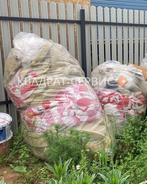Бытовой мусор в мешках на дачном участке Истринский район картинка