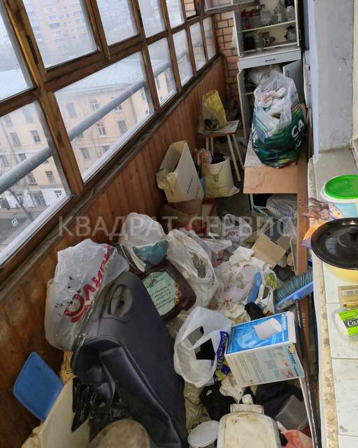 Бытовой мусор и хлам в квартире картинка