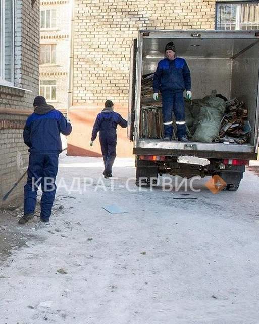 Уборка остатков на территории бригадой грузчиков в Красногорске картинка