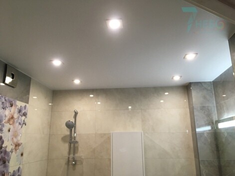 Фотопечать в виде тигровой шерсти на натяжном потолке в ванной дизайн проект и фото