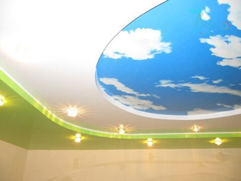 Многоуровневый натяжной потолок в детскую комнату с фотопечатью облаков, салатовым, белый уровнем и встроенными светильниками