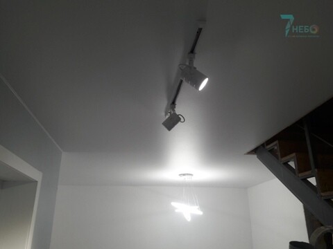 Белый матовый потолок в прихожей со светильником