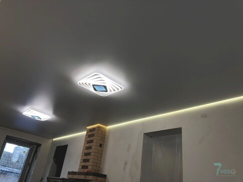 Многоуровневый белый матовый потолок с точечными светильниками в зале частного дома Крыма