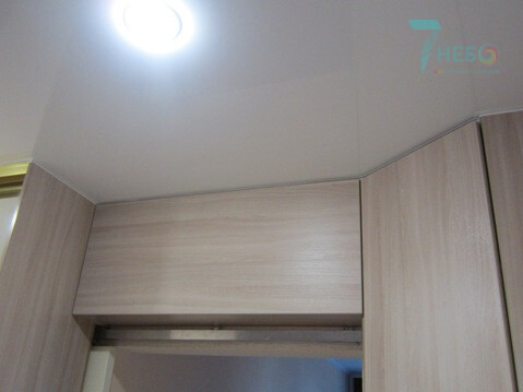 Белый матовый потолок с точечными светильниками и встроенным шкафом купе в коридоре квартиры