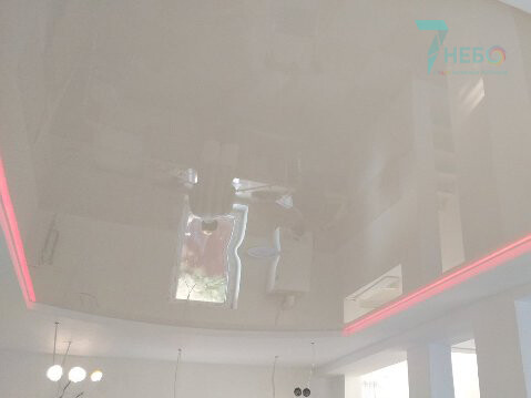 Двухуровневый белый глянцевый, лаковый, зеркальный потолок с ргб rgb подсветкой в таунхаусе