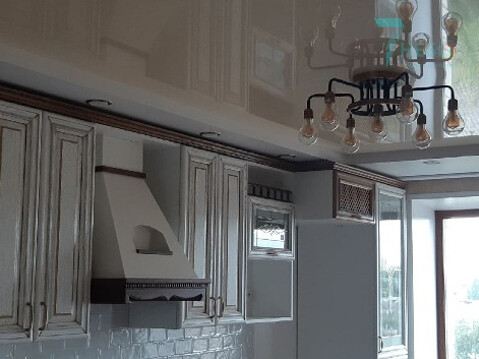Двухуровневый бежевый глянцевый, лаковый, зеркальный натяжной потолок на кухне