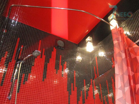 Двухуровневый черный и красный глянцевый натяжной потолок с хрустальными точечными светильниками для ванной комнаты с мозаикой, дизайн проект и готовые фото