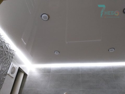 Парящий белый глянцевый потолок со светодиодной подсветкой и встроенными точечными светильниками