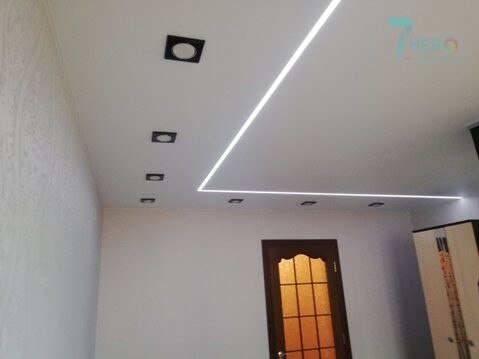 Белый матовый потолок со световой линией и точечными светильниками