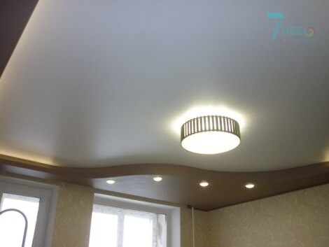 Двухуровневый цветной матовый потолок с точечными светильниками и люстрой