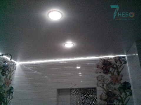 Парящий белый матовый потолок со светодиодной подсветкой и встроенными точечными светильниками