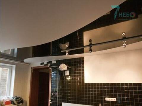 Комбинация белого и матового и черного глянцевого полотна пвх для разделения кухонной зоны дизайн и фото