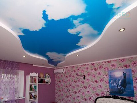 Дизайн проект и фото двухуровневый потолок облака, небо и белый матовый в детскую комнату