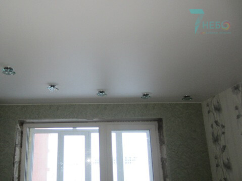 Белый сатиновый потолок недорого фото с красивыми точечными светильниками, в наличии в Севастополе