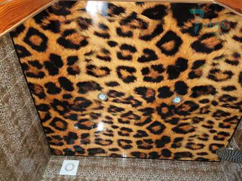 Фотопечать в виде тигровой шерсти на натяжном потолке в ванной дизайн проект и фото