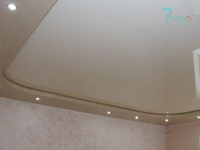 Классический глянцевый, лаковый, зеркальный бежевый и белый двухуровневый натяжной потолок в кухне квартиры, частном доме, коттедже