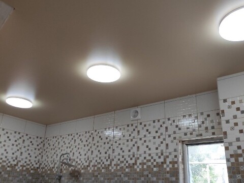 Белый лаковый потолок со встроенными точечными светильниками и декоративной лентой вставкой по периметру