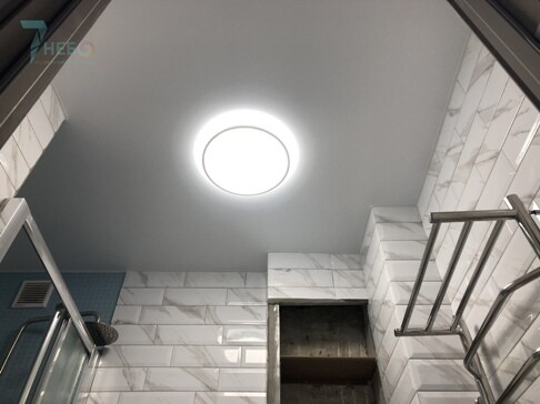 Парящий белый глянцевый потолок со светодиодной подсветкой и встроенными точечными светильниками