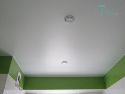 Белый матовый потолок со встроенными точечными светильниками и декоративной лентой вставкой по периметру